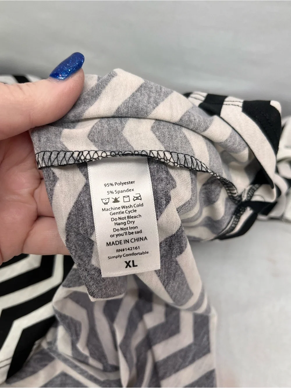 LuLaRoe Randy Black & White Chevron Raglan Tunic with Polka Dot Sleeves - Picture 6 of 6